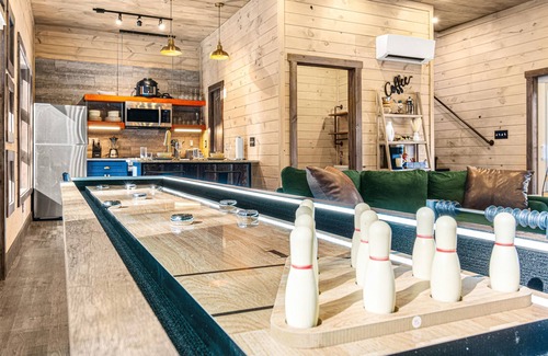 Gatlinburg Chalet De Esquí | Whispering Waters Chalet - A Modern Haven by the Creek