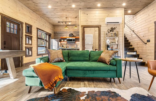 Gatlinburg Chalet De Esquí | Whispering Waters Chalet - A Modern Haven by the Creek