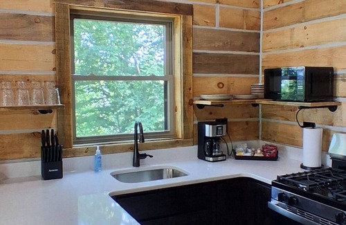 De Soto Cabina | Whispering Winds Sleep 2 Hot Tub, Whispering Winds Sleeps 2 Hot Tub
