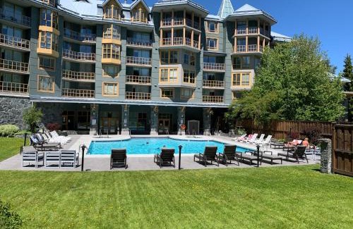Village North Hotel | Whistler Cascade Lodge suite WIFI cable TV 2 hot tubs pool gym sauna bike & ski storage room