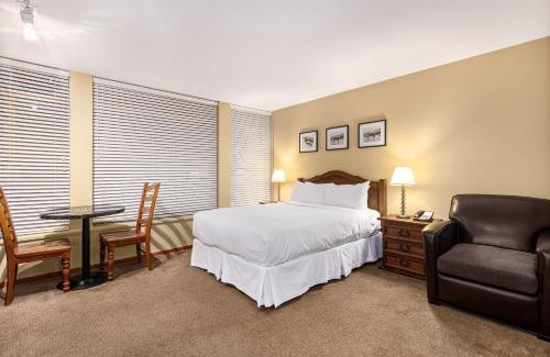 Village North Hotel | Whistler Cascade Lodge suite WIFI cable TV 2 hot tubs pool gym sauna bike & ski storage room