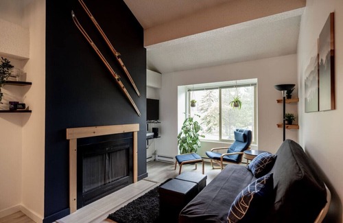 Whistler Creekside Apartamento | Creekside Lofted 1BR:Sleeps 4,Pool,Parking&Near Restaurants, Lakes and Shops!