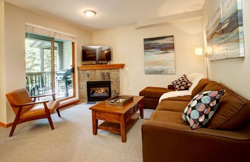 Whistler Cay Heights Condominio | Whistler Village 2BR:Sleeps 6, Hot Tub & Pool Patio+ BBQ,Free Parking &Walk to Everything!