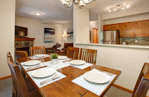 Whistler Cay Heights Condominio | Whistler Village 2BR:Sleeps 6, Hot Tub & Pool Patio+ BBQ,Free Parking &Walk to Everything!