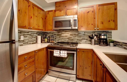 Whistler Cay Heights Condominio | Whistler Village 2BR:Sleeps 6, Hot Tub & Pool Patio+ BBQ,Free Parking &Walk to Everything!