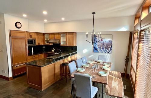 Village North Casa | ¡La mejor casa de pueblo ejecutiva de cuatro habitaciones de Whistler Village con bañera de hidromasaje privada!