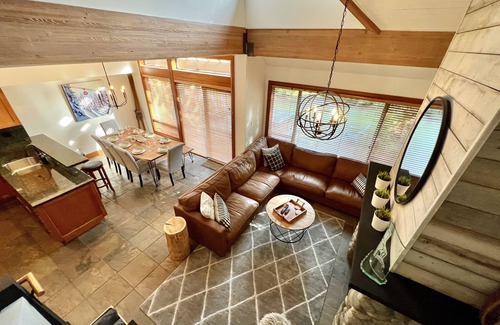 Village North Casa | ¡La mejor casa de pueblo ejecutiva de cuatro habitaciones de Whistler Village con bañera de hidromasaje privada!