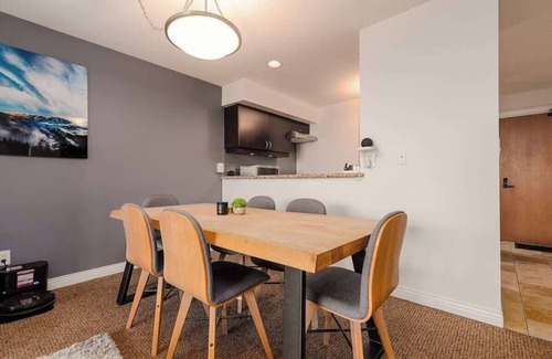 Village North Apartamento | Whistler Village Retreat, Private Hot Tub & Sauna