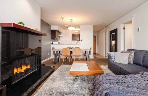 Village North Apartamento | Whistler Village Retreat, Private Hot Tub & Sauna