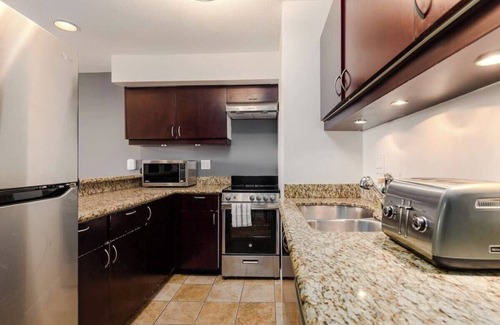 Village North Apartamento | Whistler Village Retreat, Private Hot Tub & Sauna