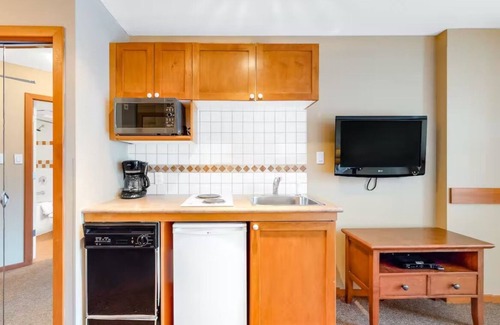 Whistler Cay Heights Apartamento | Whistler Village studio with pool and hot tub, walk to lifts