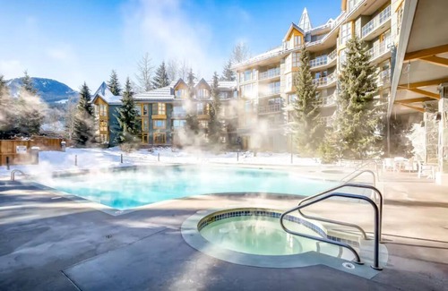 Whistler Cay Heights Apartamento | Whistler Village studio with pool and hot tub, walk to lifts