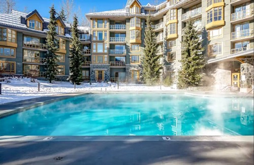 Whistler Cay Heights Apartamento | Whistler Village studio with pool and hot tub, walk to lifts
