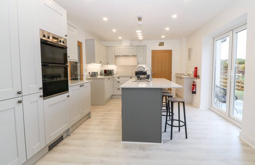 Amlwch Casa | WHITE BULL HOUSE, family friendly, with a garden in Amlwch