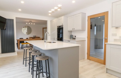 Amlwch Casa | WHITE BULL HOUSE, family friendly, with a garden in Amlwch