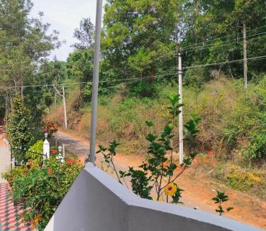 Madikeri Apartamento | White bunglow coorg