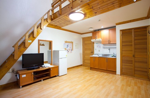 Bongpyeong Casa | White Cabin