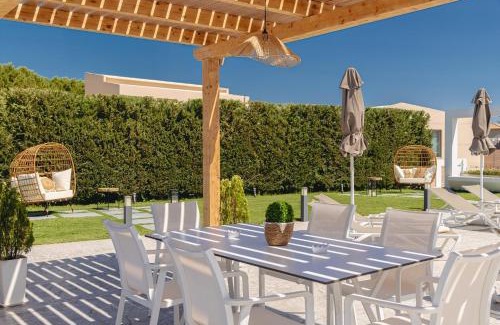 Laganas Cama Y Desayuno | White Canvas Boutique Studios