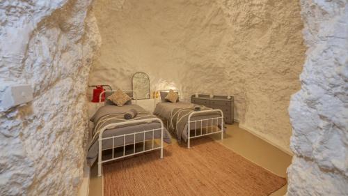 White Cliffs Casa | White Cliffs Accommodation -Daybreak Dugout - Unique Cave House