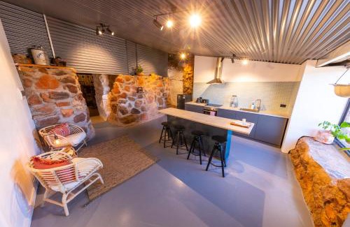 White Cliffs Casa | White Cliffs Accommodation -Daybreak Dugout - Unique Cave House