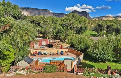 Orderville Cabina | White Cliffs are Truly a Glorious Sight -Pool -Hot Tub-Breakfast-Farm-Zion/Bryce