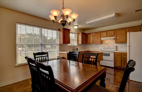 Ingram Casa | White Cottage, 3BR/2BA, Sleeps 8, Porch, Gas Grill, Firepit