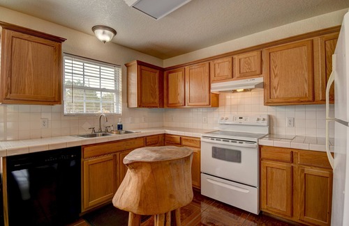 Ingram Casa | White Cottage, 3BR/2BA, Sleeps 8, Porch, Gas Grill, Firepit