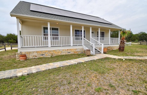 Ingram Casa | White Cottage, 3BR/2BA, Sleeps 8, Porch, Gas Grill, Firepit