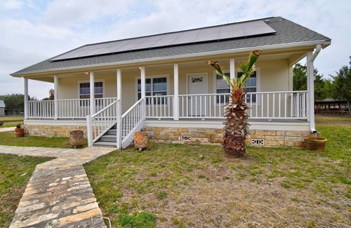 Ingram Casa | White Cottage, 3BR/2BA, Sleeps 8, Porch, Gas Grill, Firepit