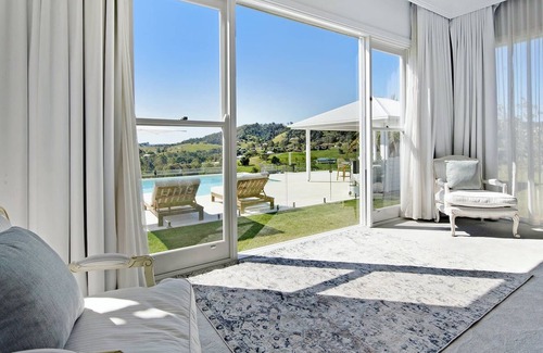 Mount Samson Casa | White Crystal, Mount Samson