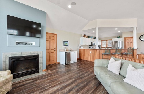 Buck Island Casa | White Dolphin: Hot Tub | Pool Access | Pets OK