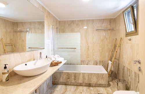 Aipeia Hotel | White Donkey Hotel
