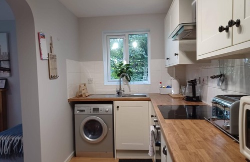 Dunstable Apartamento | White Door Malt - Huku Kwetu