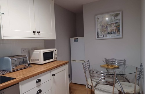 Dunstable Apartamento | White Door Malt - Huku Kwetu