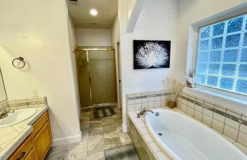 Ahwahnee Casa | White Feather Suite Hot Tub Private Sleeps 2