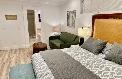 Ahwahnee Casa | White Feather Suite Hot Tub Private Sleeps 2