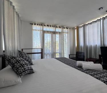 Thalapathpitiya Hotel | White Fortress