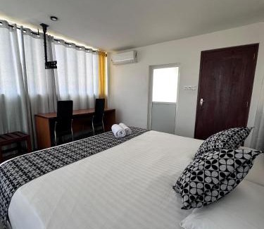 Thalapathpitiya Hotel | White Fortress