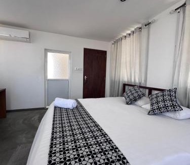 Thalapathpitiya Hotel | White Fortress