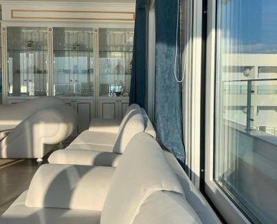 Shengjin Apartamento | White&Gold penthouse