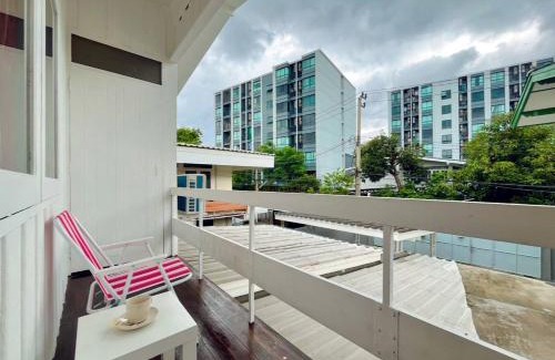 Bangkok Yai Casa | White & Green Guesthouse