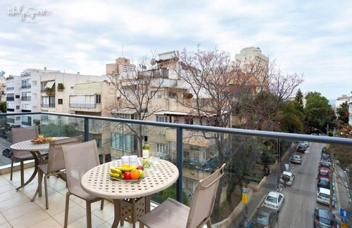 Tel Aviv Apartamento | White House 3BR in Gordon Beach by HolyGuest