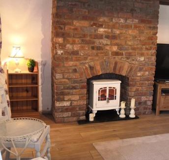 Bryncethin Casa | White House Cottage. Dogs welcome. Entire house.