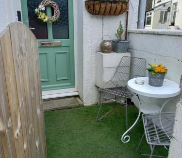 Bryncethin Casa | White House Cottage. Dogs welcome. Entire house.