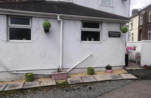 Bryncethin Casa | White House Cottage. Dogs welcome. Entire house.