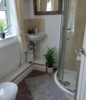 Bryncethin Casa | White House Cottage. Dogs welcome. Entire house.