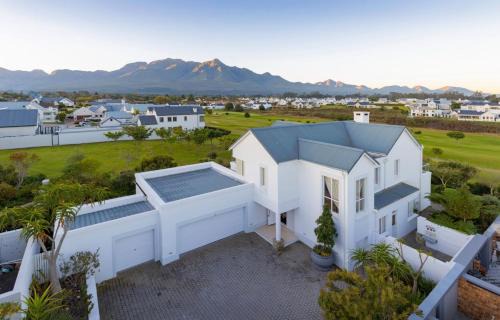George Villa | White House on Kingswood Golf Estate