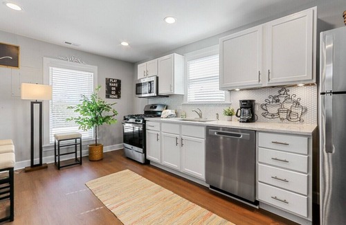 Lake Geneva Casa | White House on Wisconsin-Entire Property |Renovated Colonial Revival |Horticultural Hall |Sleeps 20