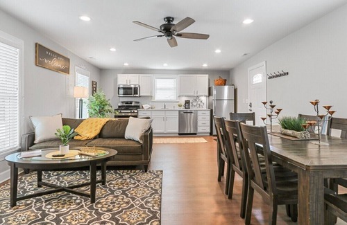 Lake Geneva Casa | White House on Wisconsin-Entire Property |Renovated Colonial Revival |Horticultural Hall |Sleeps 20