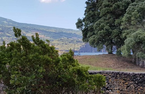Ponta Delgada Villa | Casa Branca - Espacio, confort, luz y excelentes vistas de las montañas y el mar.